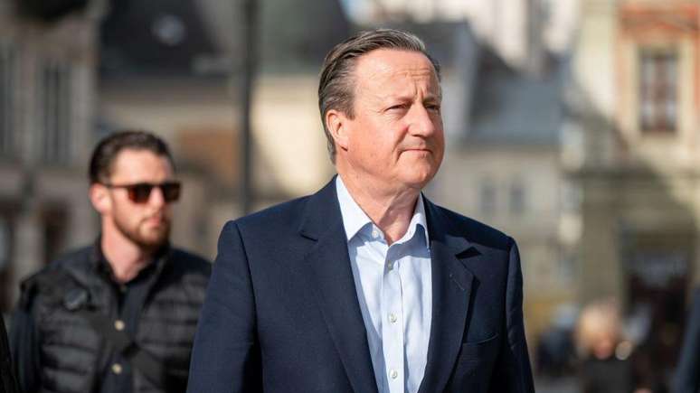 O ministro de Relações Exteriores britânico, David Cameron, visitou as Ilhas Falklands/Malvinas em fevereiro