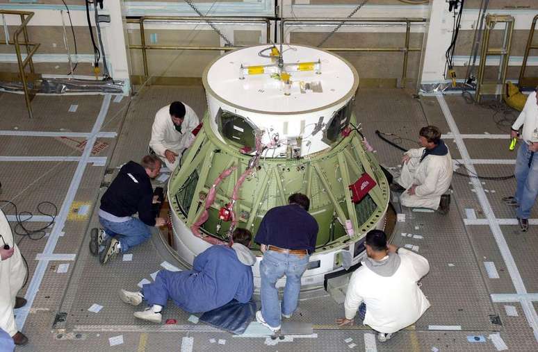 Direto de 2002, cientistas da NASA trabalham na montagem do satélite Aqua, que será desativado junto ao Terra e Aura, comprometendo a análise de dados do meio ambiente (Imagem: KSC/NASA)