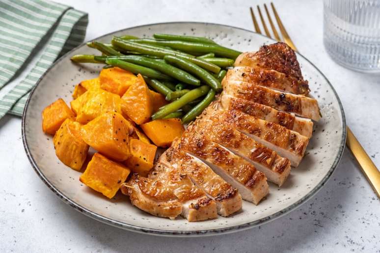 Frango assado com batata-doce laranja