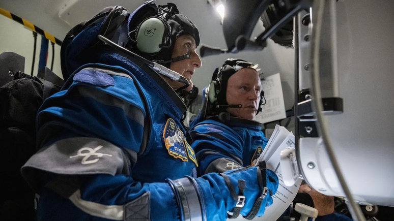 Suni Williams e Butch Wilmore durante um treinamento para o voo na Starliner (Imagem: Reprodução/NASA/Robert Markowitz)