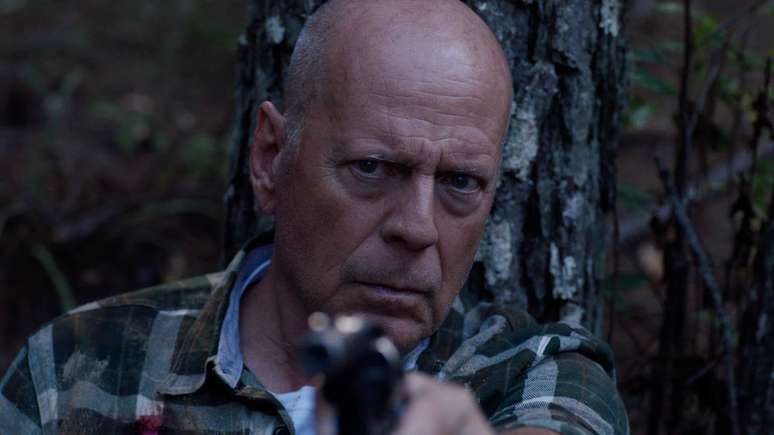 Bruce Willis interpreta Frank no filme de ação 'No Lugar Errado'