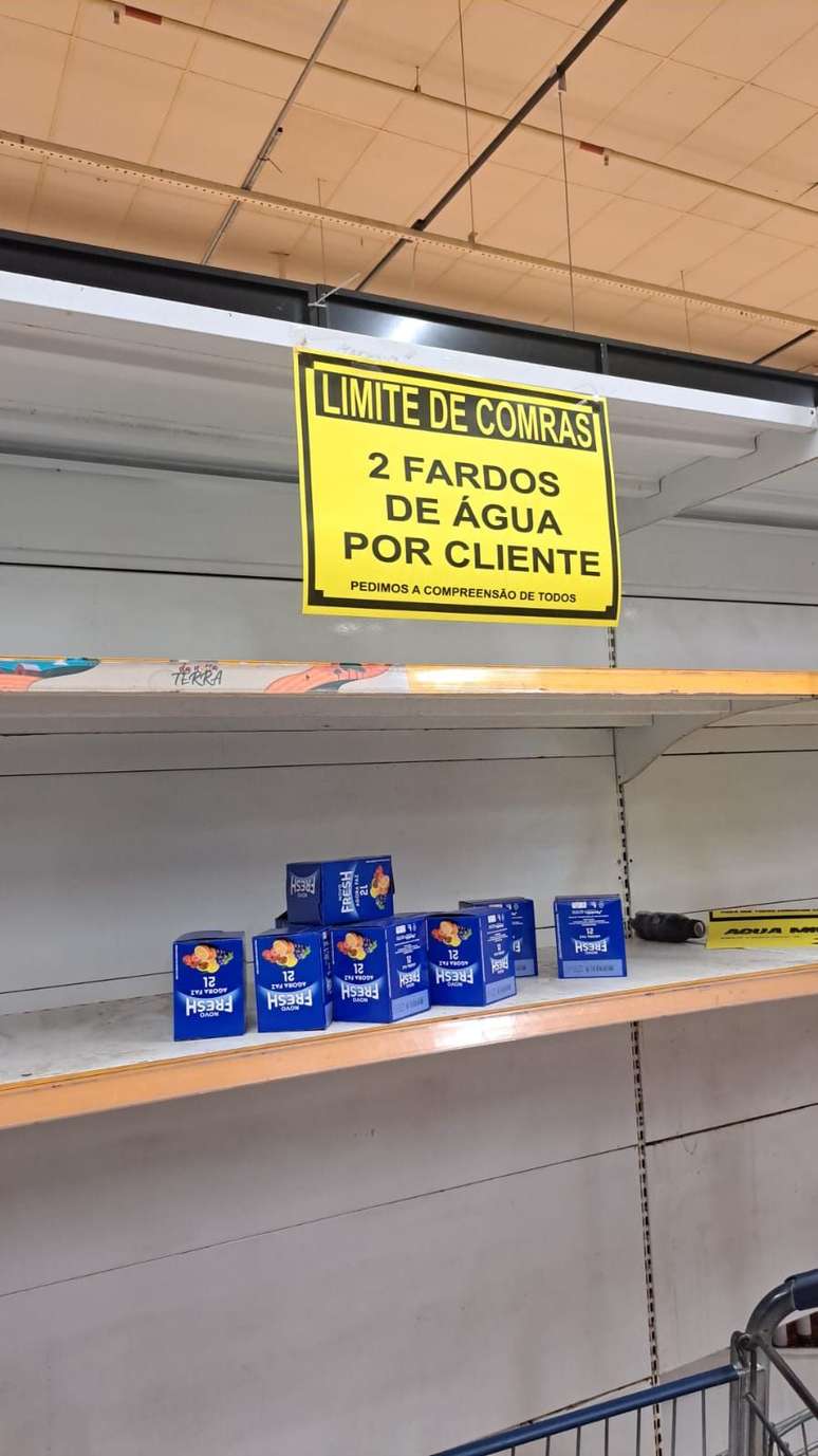 Bairro Restinga não foi alagado, mas prateleira vazia do supermercado mostra o tamanho da dificuldade dos moradores
