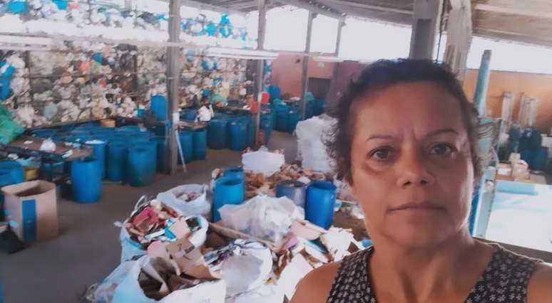 Entre outros trabalhos, Cris Medeiros atua com catadoras de material reciclado, sua maior preocupação