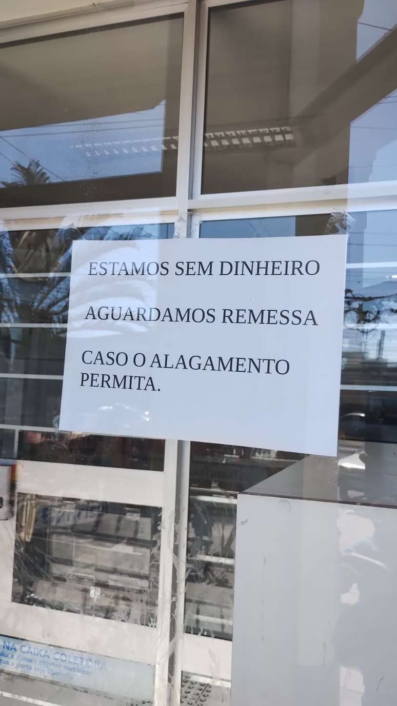 Aviso na porta de supermercado do bairro Restinga, onde não houve alagamento, mas há falta de itens básicos