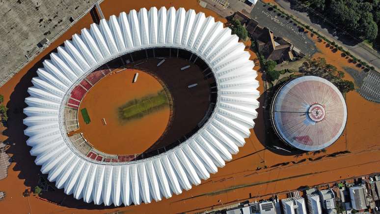 Estádio Beira-Rio fica alagado após enchente histórica em Porto Alegre
