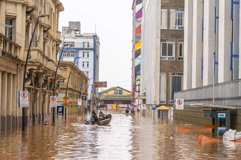 Centro de Porto Alegre é tomado por água após cheia histórica do Guaíba