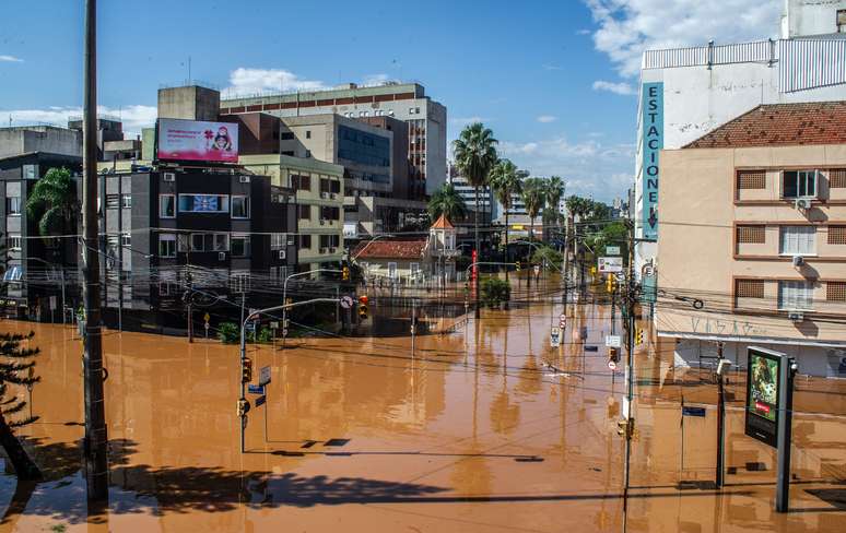 Ruas de Porto Alegre ficam debaixo d'água após enchente histórica no RS.