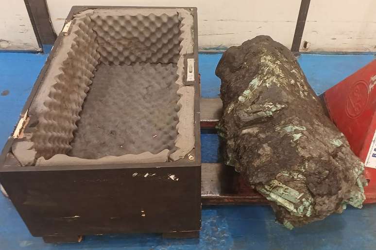 Esmeralda bruta de 137 kg ofertada no leil&atilde;o da Receita Federal.