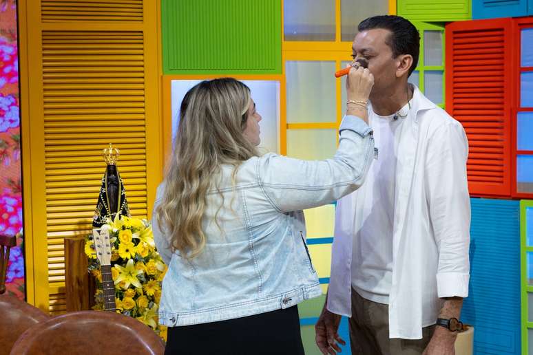 Bastidores do 'Aqui Tem Nordeste': no intervalo da grava&ccedil;&atilde;o, maquiadora faz o retoque em Frank Aguiar