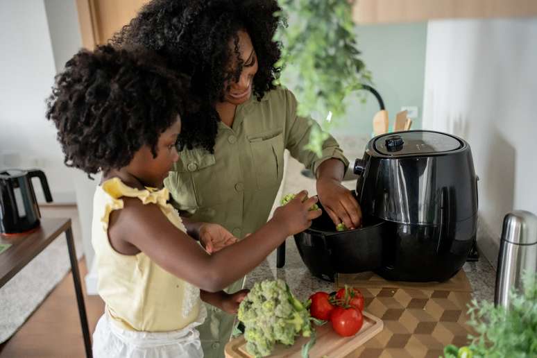 Aprenda a limpar a air fryer corretamente