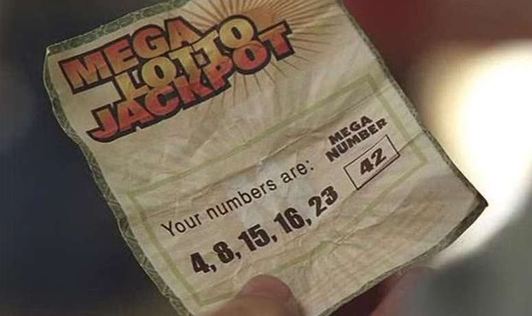 Em ‘Lost’, a cena em que o personagem Hugo Hurley fica milionário com essa sequência de números acontece na primeira temporada da série