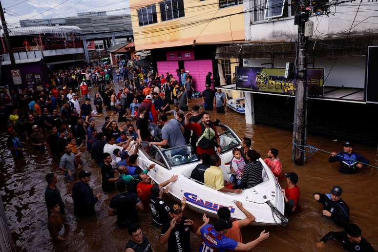 Pessoas resgatadas de enchentes em Canoas, no Rio Grande do Sul. O registro é de domingo, 5