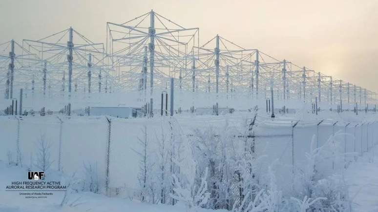 Antenas do projeto científico norte-americano Haarp na cidade de Gakona, no Alasca