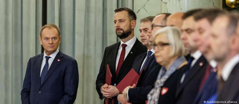 Premiê da Polônia, Donald Tusk, (esq.) e membros de seu gabinete seriam alvo de espionagem