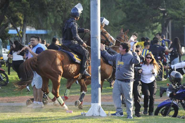 Torcedores argentinos brigam com a polícia 