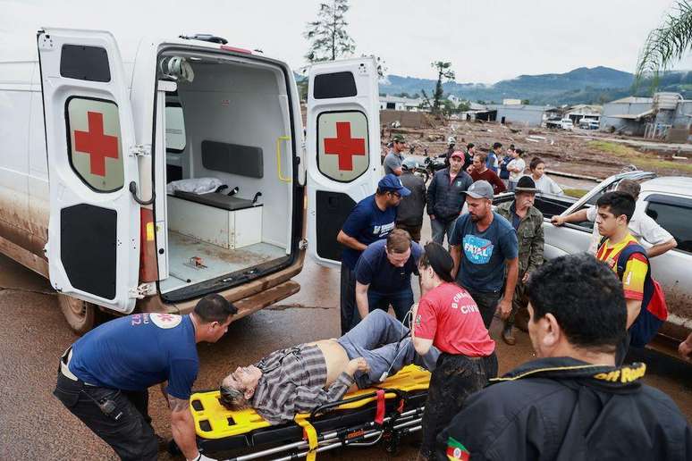 Homem foi resgatado por serviços de emergência em Roca Sales no sábado (4/5)