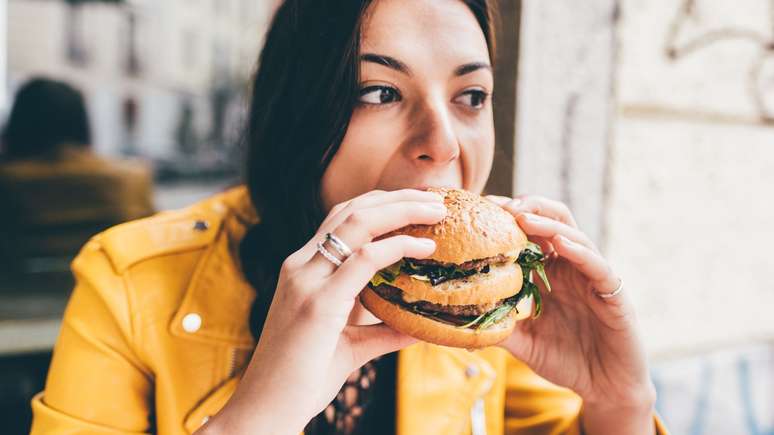 Entre 2020 e 2023, a inflação acumulada no segmento Alimentação Fora do Lar ficou em 24,7%, segundo o estudo