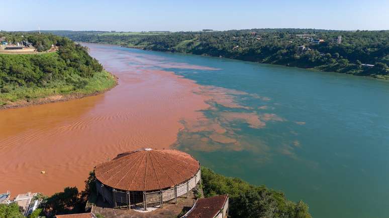 O encontro entre os rios Iguaçu (tom marrom) e Paraná (de água esverdeada) –