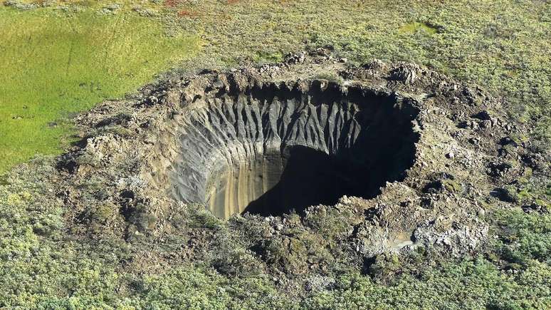 Misteriosas crateras gigantes surgem no permafrost no norte da Sibéria, que está descongelando rapidamente devido às mudanças climáticas