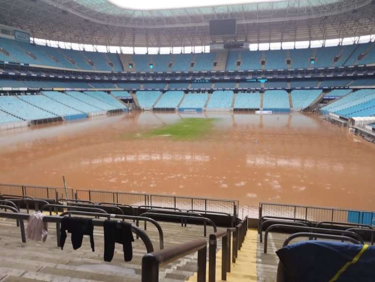 CHUVA1 - PORTO ALEGRE 4/5/2024 - ESTRAGOS / CHUVA / CHEIA - CIDADES - Enchente em Porto Alegre invade gramado da Arena do Grêmio. FOTO @rdgrenal via Twitter
