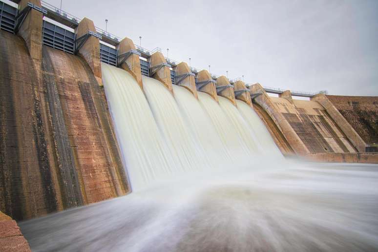 Quando a água das represas passa pelas turbinas para gerar eletricidade, grandes quantidades de metano são liberadas para a atmosfera