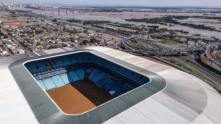 Gramado do estádio do Grêmio foi alagado