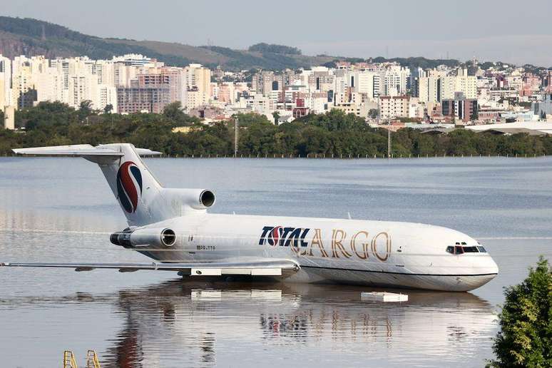 Avião de carga parado em pista inundada no aeroporto Salgado Filho, em Porto Alegre, na segunda-feira (6/5)