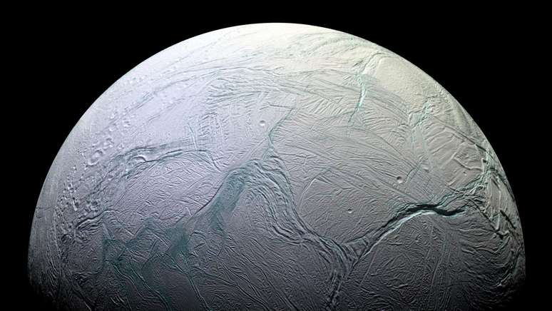 Possível vida em lua de Saturno estaria relacionada às marés