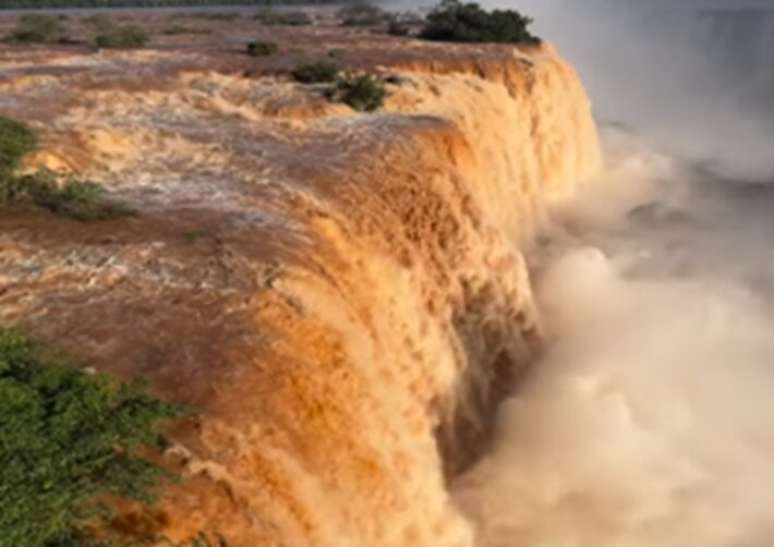 Cataratas do Iguaçu têm aumento de vazão em razão das chuvas que atingem o Sul do País.