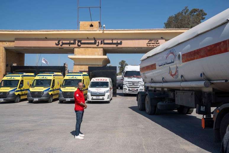 A passagem de Rafah, na fronteira entre Gaza e o Egito, tem sido uma porta de entrada para ajuda humanitária e uma saída para os feridos