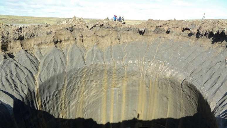 Cientistas afirmam que as crateras que vêm surgindo no norte da Sibéria, na Rússia, estão relacionadas às mudanças climáticas
