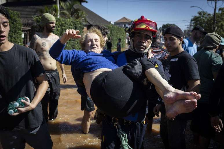 Mulher é resgatada no bairro Farrapos, em Porto Alegre