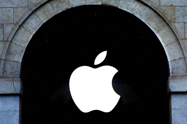 Logo da Apple em loja em Paris, França
6/3/2024 REUTERS/Gonzalo Fuentes/Arquivos