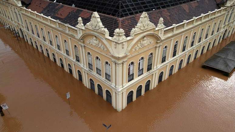 Mercado Público de Porto Alegre ficou inundado no piso térreo. Imagem de domingo (5/5)