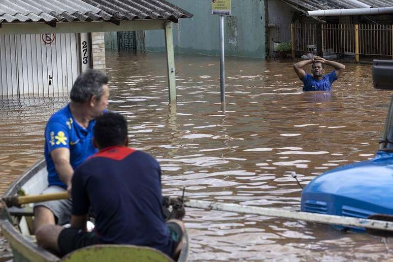 Barcos ajudaram a resgatar pessoas em Porto Alegre. Imagem de domingo (5/5)