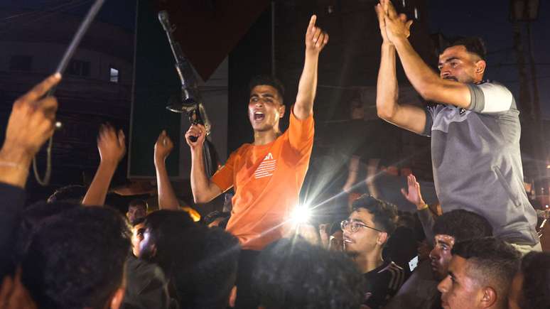 Nas ruas de Rafah, multidões de palestinos saíram para comemorar após o anúncio de que o Hamas havia aceitado um acordo de cessar-fogo