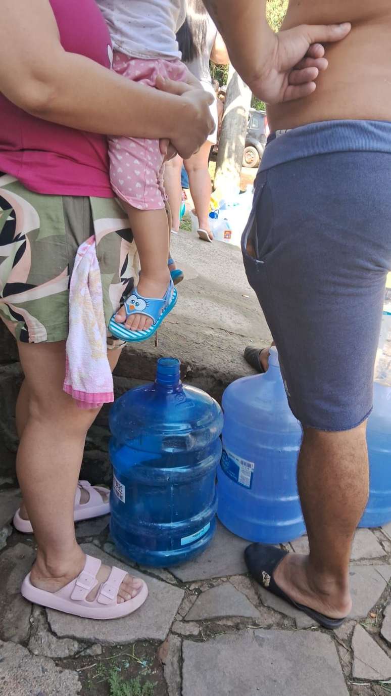 Na manhã de 7 de maio, a espera era de duas horas na fila para conseguir água da bica do Morro Santana