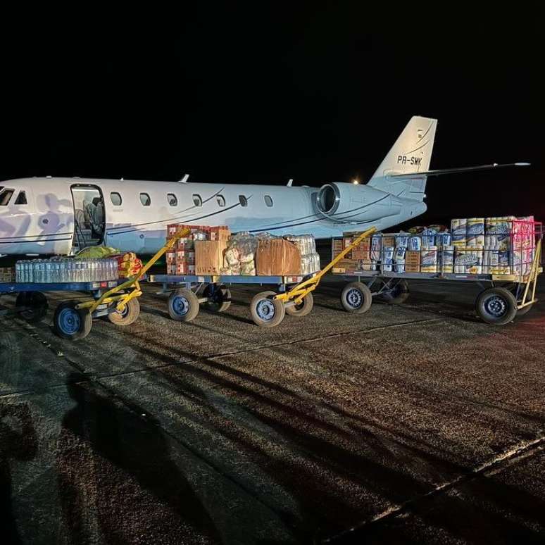 Avio de Neymar com mantimentos para ajudar vtimas do RS