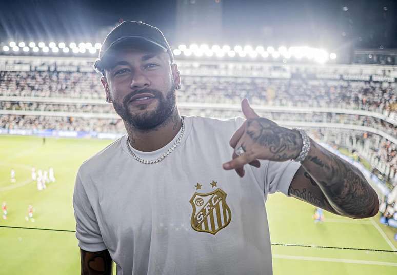 Neymar em estádio com camisa do Santos