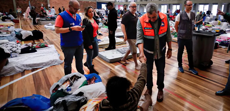 Voluntários ajudam resgatados em abrigo