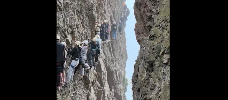  Turistas enfrentam 'congestionamento' e ficam presos em montanha na China