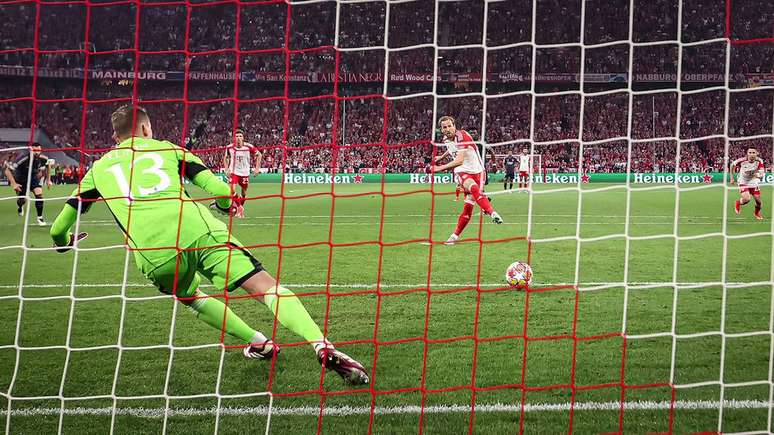 Kane cobrando o pênalti no jogo de ida (Imagem: Reprodução/FC Bayern)