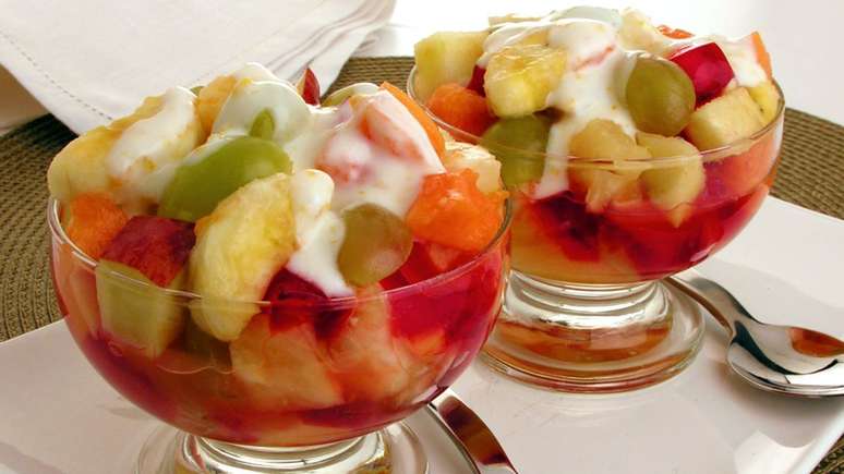 Salada de frutas com iogurte – Foto: Stela Handa