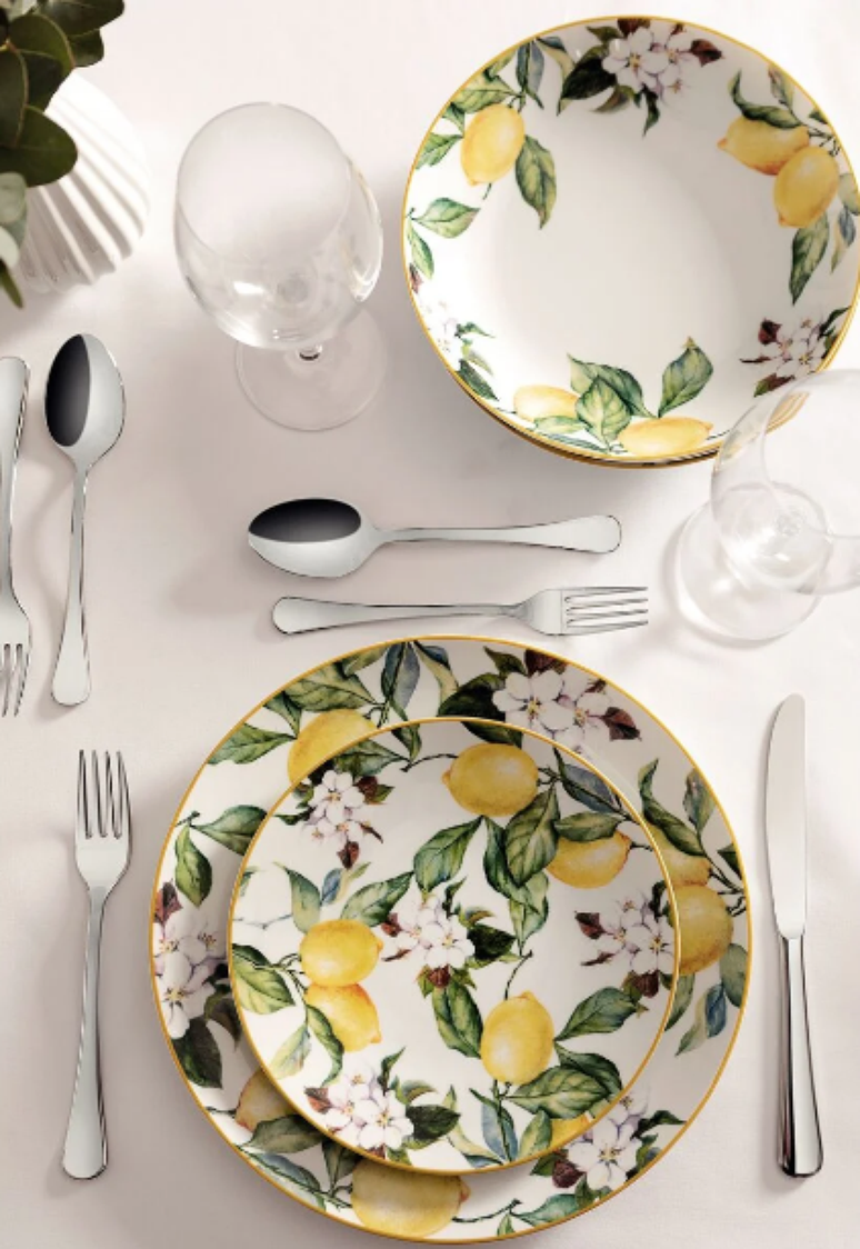 Use pratos de porcelana como centros de mesa ou bandejas decorativas, adicionando velas ou flores para um toque especial – Foto: Tramontina