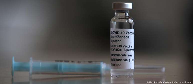 A vacina, que também já foi chamada de Covishield ou "Vacina de Oxford” foi uma das primeiras a chegar ao mercado, ainda em janeiro de 2021