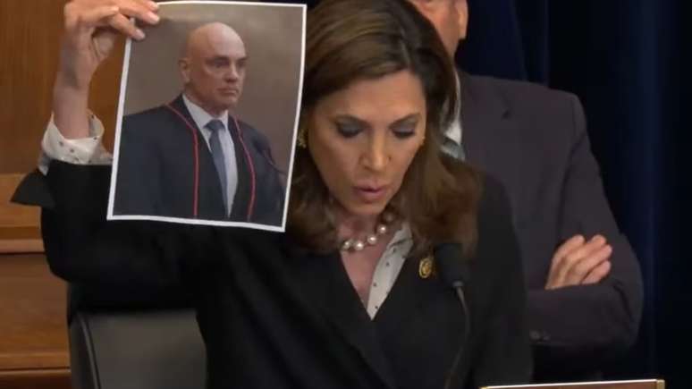 Deputada republicana, mostra uma foto de Alexandre de Moraes durante audiência