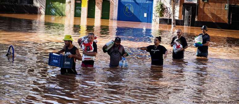 Inundação deixou cerca de 85% da população de Porto Alegre sem água potável