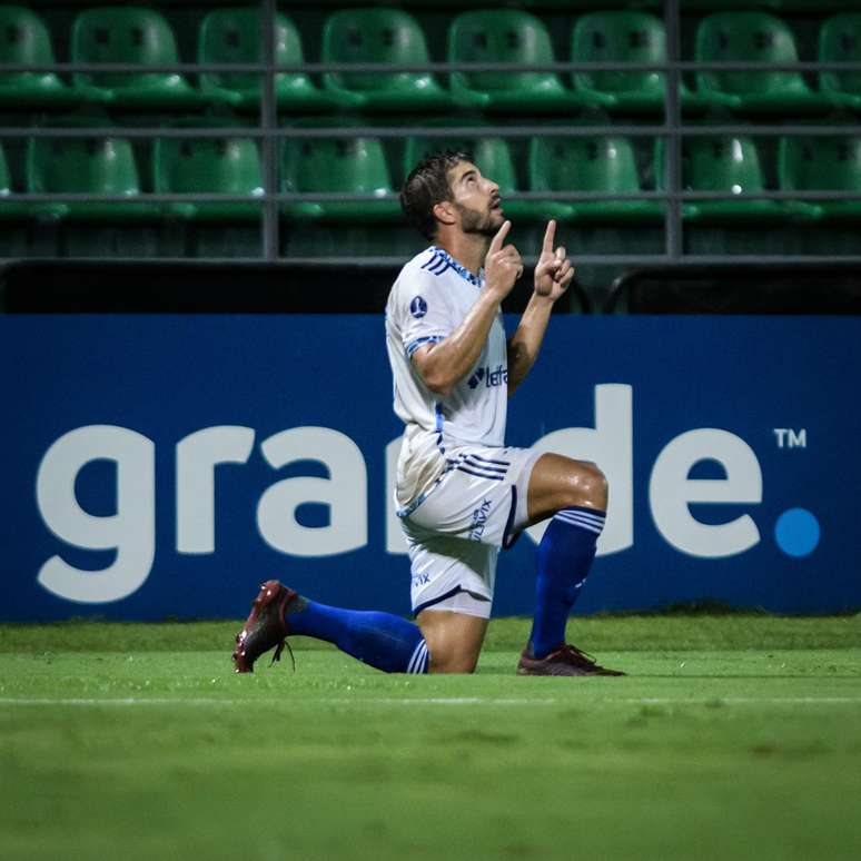 Comemoração de Lucas Silva no seu gol. 