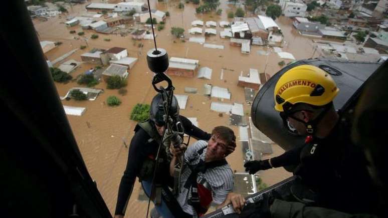 Homem foi resgatado por helicóptero em Canoas no sábado (4/5)