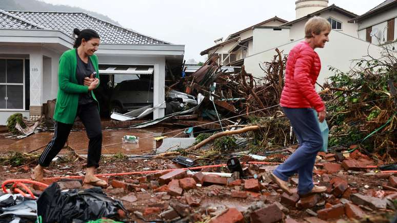 Parlamentares querem aux&iacute;lio emergencial para v&iacute;timas das enchentes